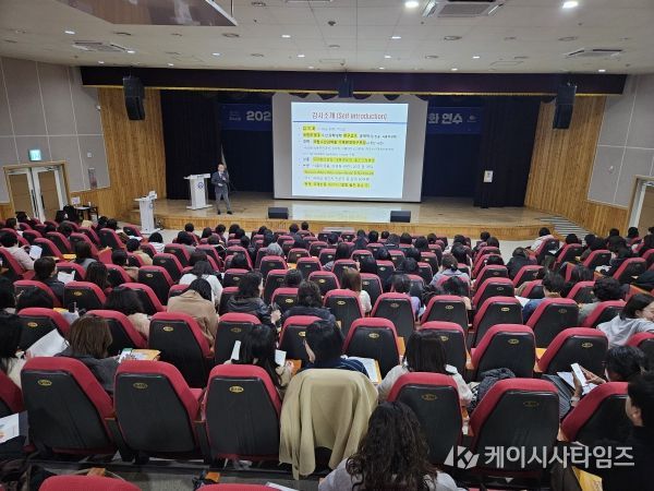 울산 지역 학교급식 업무담당자들이 26일 울산과학관 빅뱅홀에서 연수를 듣고있다.