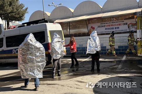 주민들이 방염포를 쓰고 차량으로 이동중