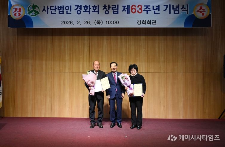 1. 성낙인 군수가 표창장을 받은 분들과 기념촬영을 하고 있다.