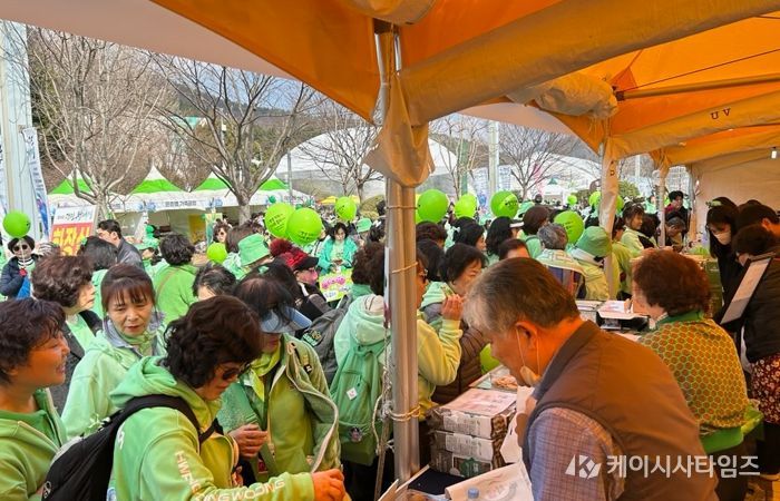 제54회 강진청자축제장 직거래장터 현장 모습.