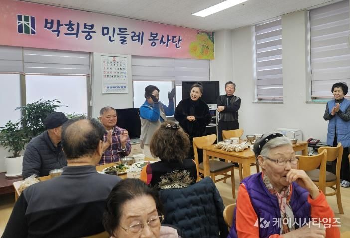수원시 영통구 매탄4동 박희붕외과 봉사단, 매탄공원경로당 사랑의 찰밥 나눔 봉사활동