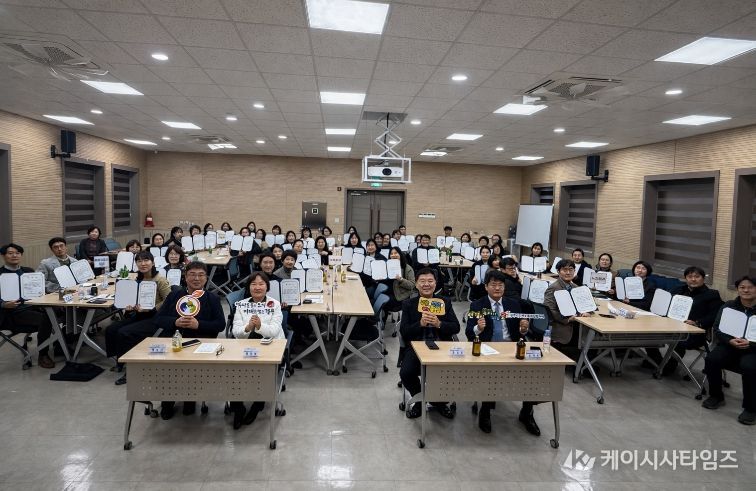 경주시는 2월 27일 경주시종합자원봉사센터에서 ‘2026년 경주시 지역사회보장 실무협의체 실무분과위원회 위촉식 및 분과회의’를 개최하고, 6개 분과 70명의 위원에게 위촉장을 수여한 뒤 기념촬영을 하고 있다