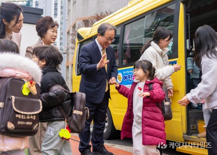 동래구 소재 유치원 아침 등교 맞이 모습(김석준 교육감)