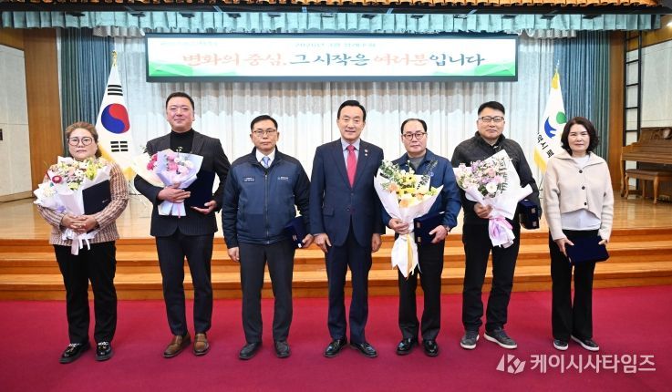 박천동 북구청장이 3일 북구청 대회의실에서 열린 정례조회에서 납세자의 날을 맞아 지방세 성실납세자에게 표창패를 수여했다. 사진 왼쪽 세번째부터 서진하이텍, 박천동 북구청장, 호상테크, 덕양가스, 장효숙 씨.