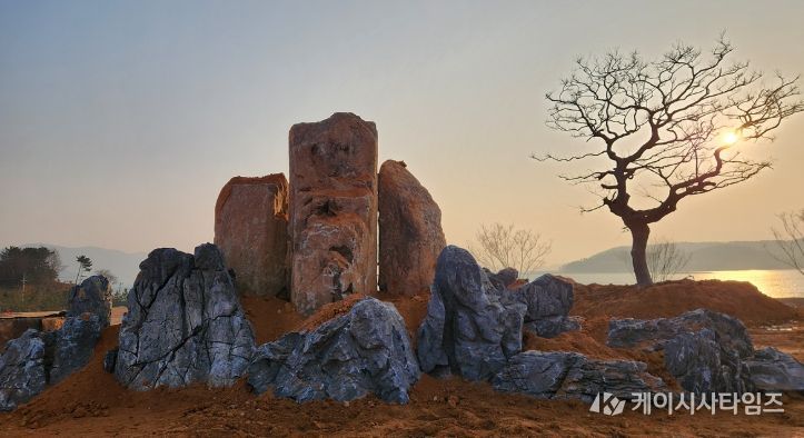 여수세계섬박람회장 내 석가산과 팽나무