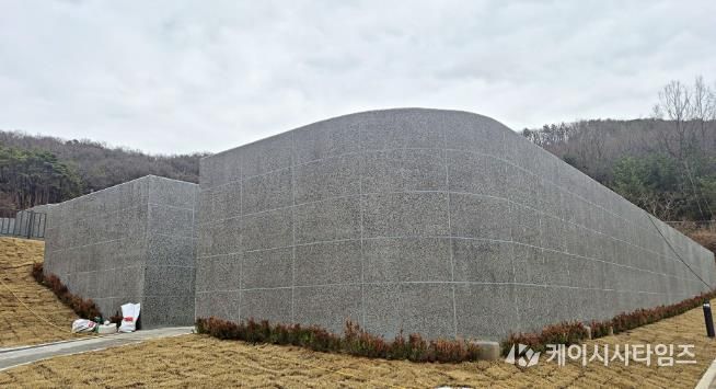 신규 설치된 화성도시공사 함백산추모공원 봉안담 사진
