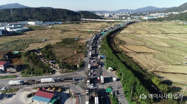 경주~울산을 연결하는 국도 구간인 외동 모화삼거리 일대 도로 전경. 출퇴근 시간대 상습적인 교통 정체가 발생하는 구간이다.