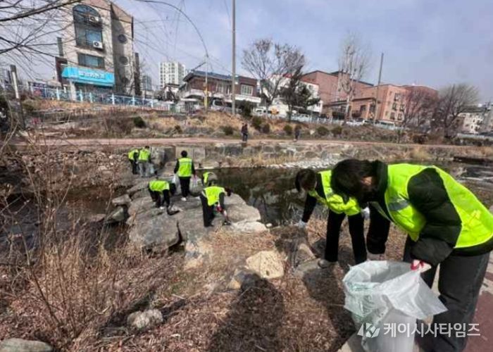 수원시 수질하천과 직원들이 수원천에서 새봄맞이 환경정비를 하고 있다.