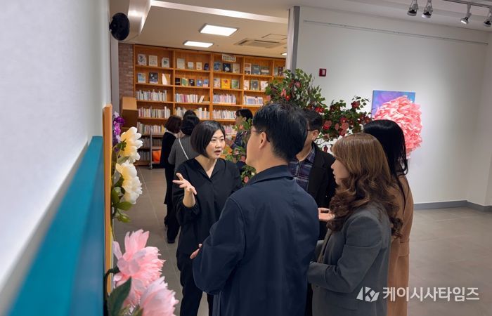 경남교육청, 민수련 작가 초대전 ‘꽃’개최…종이에 생명을 불어넣다