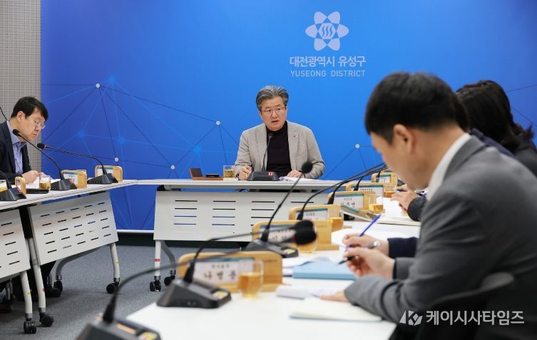 정용래 유성구청장이 9일 주간간부회의를 주재하고 있다.