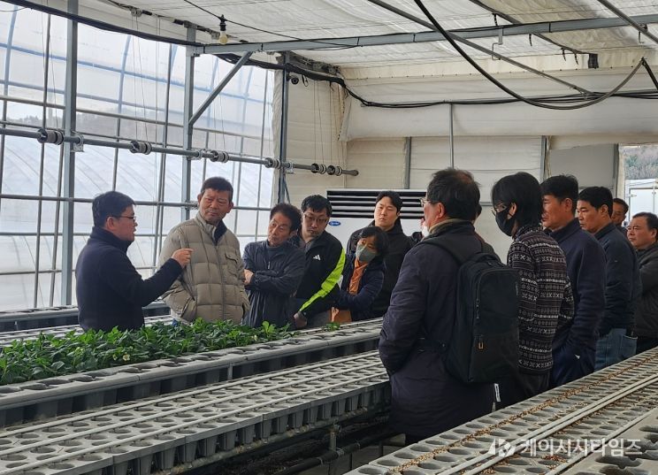 주작목 배움교실 교육생과 선도농가가 포즈를 취하고 있다.