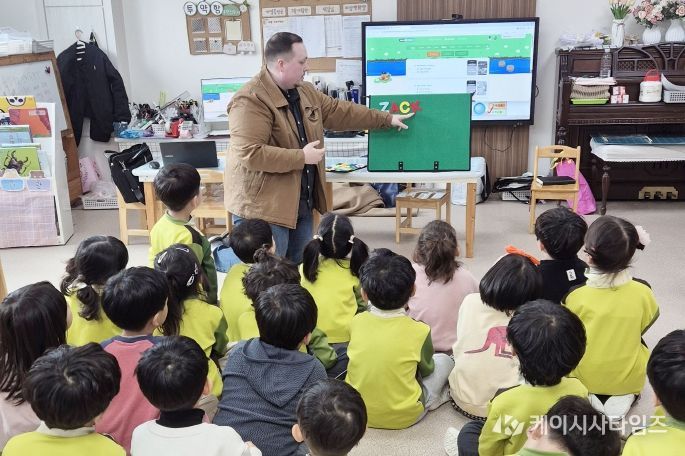 3월 9일 대구 옥포읍 옥빛유치원에서 어린이들이 원어민 교사와 함께 알파벳 수업을 듣고 있다. 대구 기초지자체 중 최초로 시행되는 달성군의 '유치원 원어민 영어교실'의 첫 수업 현장이다.