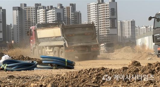 세륜 및 측면살수를 실시하지 않아 도로에 비산먼지를 다량 발생시키는 수송차량