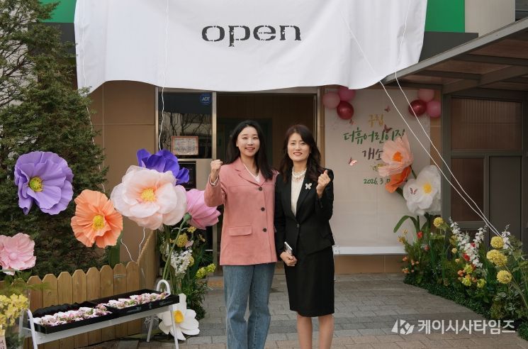 구립더휴어린이집 개원식에서 기념촬영하는 정초립 의원(좌)과 이소현 원장(우).