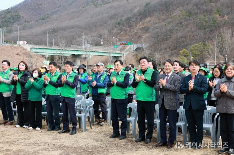 14일 강동면 형산강 역사문화공원에서 열린 '3R 자원모으기 발대식'에서 주낙영 경주시장을 비롯한 경주시새마을회 회원들이 자원순환 실천을 다짐하며 박수를 보내고 있다