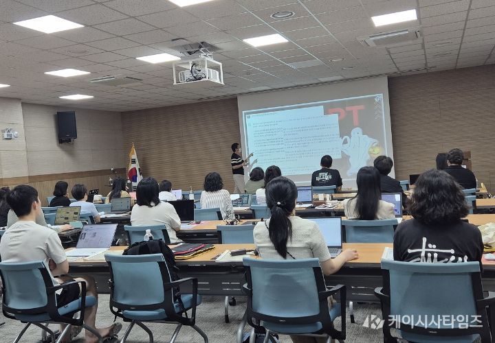 여수시가 이순신도서관에서 인공지능(AI)과 미래기술 교육을 이끌 전문강사 양성 과정을 개설해 운영한다.