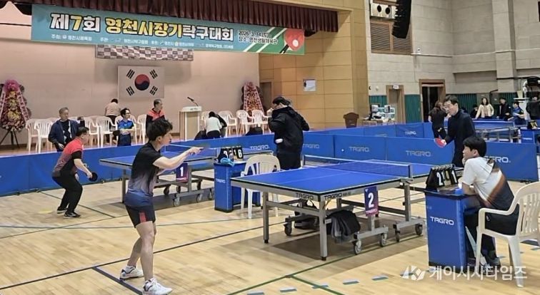 생활체육관에서 진행된 제7회 영천시장기 탁구대회에서 탁구 동호인들의 열띤 경기가 펼쳐지고 있다.