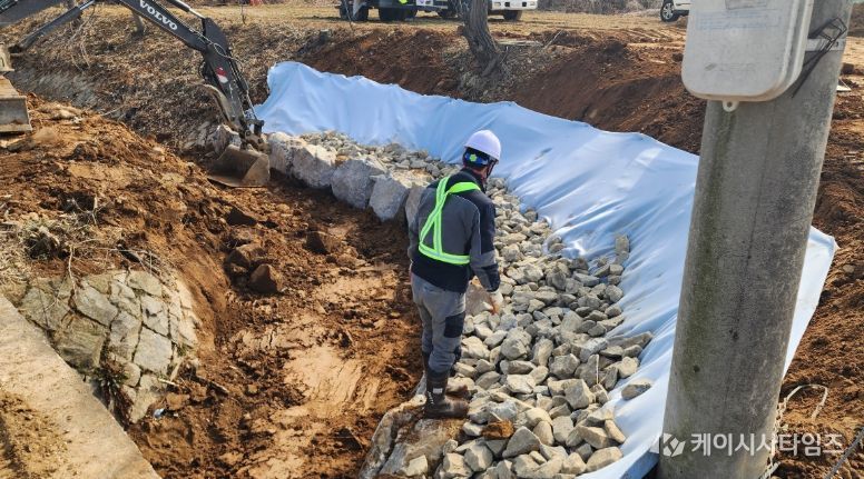하천 수해 복구 사업을 진행하고 있는 모습