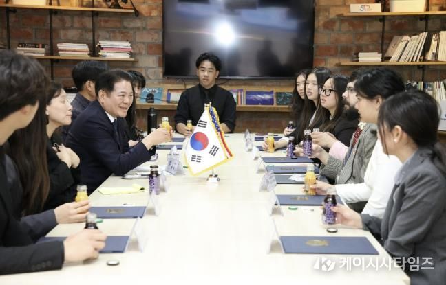 안양시가 16일 오후 2시 시청 3층 접견실에서 가든그로브시 청소년 민박연수단 간담회를 열고 있다