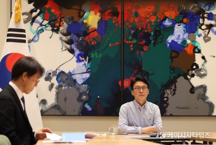 미국을 방문 중인 김민석 국무총리가 15일(현지시간) 미국 뉴욕 유엔대표부에서 영상 간부회의를 주재하고 있다.(국무조정실)