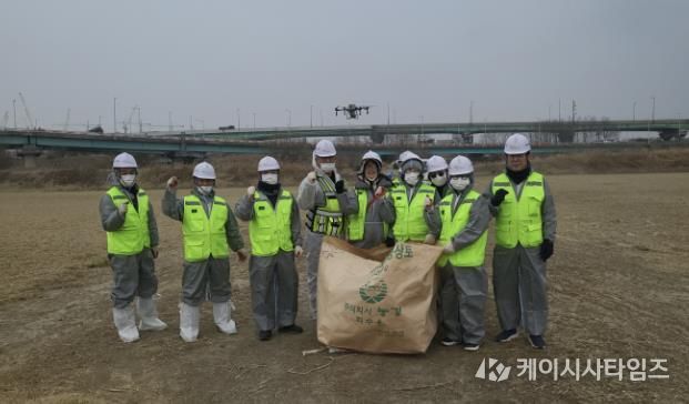 드론을 활용한 겨울철새 먹이주기