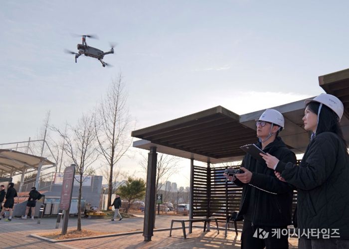 양주도시공사 관계자들이 해빙기 특별 안전점검의 일환으로 시설물 내외부 및 외벽의 균열 상태를 정밀 점검하고 있다.