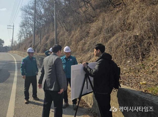 최광복 천안시 건설안전교통국장이 20일 해빙기 재해 위험이 높은 현장을 찾아 안전 실태를 점검하고 있다.