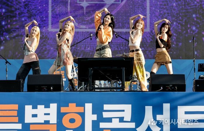 아이돌 그룹 이프아이가 21일 동탄여울공원에서 제26회 화성특례시민의날 기념 특별한 콘서트 시즌 2 첫 무대를 장식하고 있다