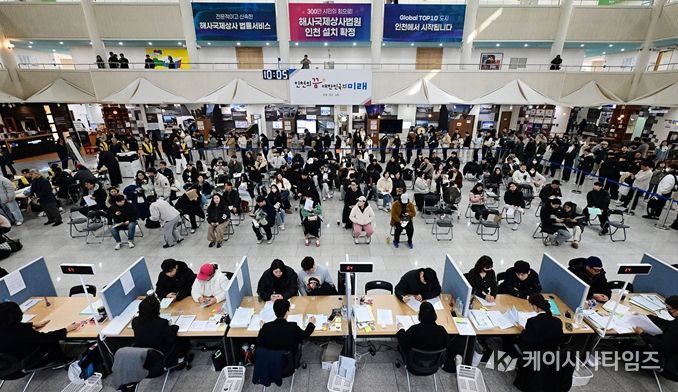 2026년 3월 16일 시청 중앙홀에서 천원주택 예비입주자 접수를 받고 있다