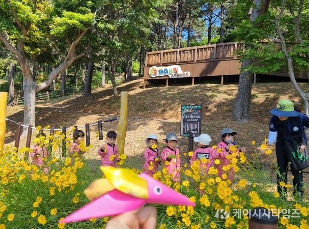 거제시, 봄 향기와 함께하는 유아숲체험원 운영