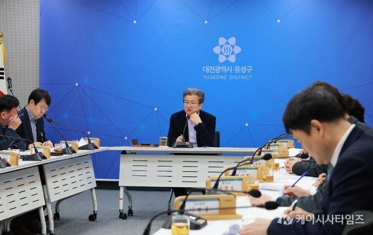 정용래 유성구청장이 23일 주간간부회의를 주재하고 있다