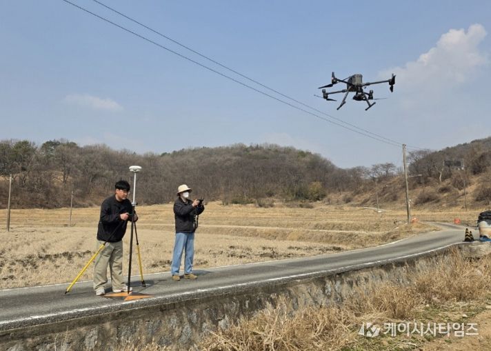 유성구 토지정보과 직원들이 드론(UAV)을 이용해 항공영상을 촬영하고 있다.