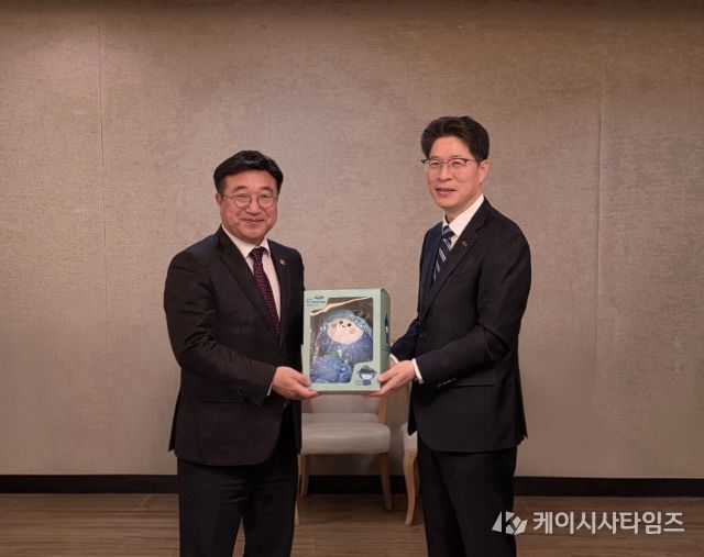 황기연 전남도지사 권한대행(우)이 섬박람회 마스코트인 다섬이 인형을 윤호중 행정안전부 장관(좌)에게 전달하고 있다.