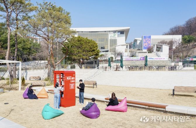 성남아트센터 광장, 잔디밭 위 열린 도서관으로…