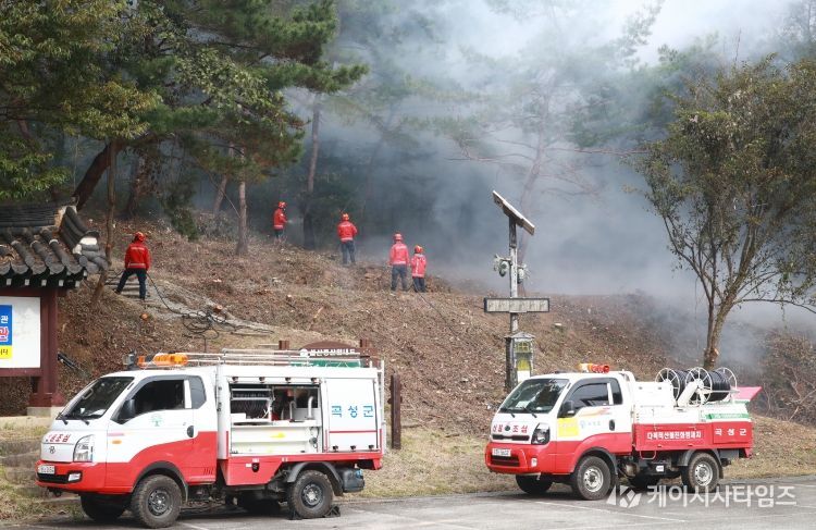 산불 진화 훈련 중인 곡성군 산림재난대응단원