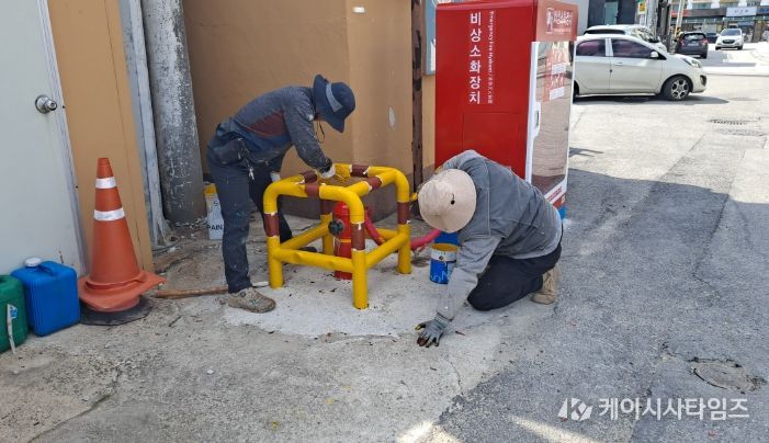 울진소방서, 관내 노후 소화전 보호틀 도색작업 실시