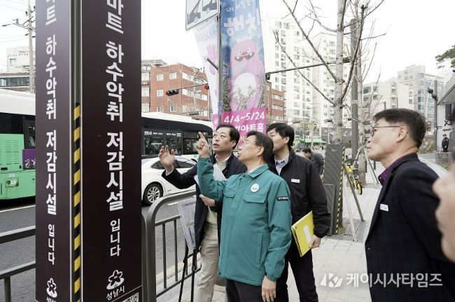신상진 성남시장이 3월 26일 신흥2동에 있는 스마트 하수 악취 저감시설을 살펴보고 있다