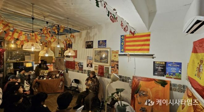 스페인삼촌에서 열리는 기타 공연