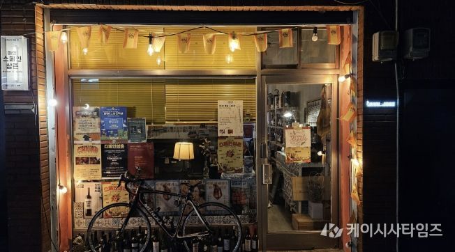 스페인삼촌 전경, 주황색등이 아늑한 분위기를 낸다.