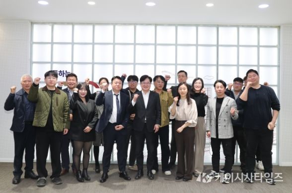 김포시(시장 김병수)가 25일 김포시청 중회의실에서 풍무역세권 등 관내 공동주택 입주예정자협의회와 간담회를 개최했다.