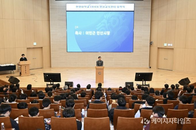 이민근 안산시장이 28일 한양대학교 ERICA 컨퍼런스홀에서 진행된 '2026학년도 한양대 ERICA 영재교육센터 입학식'에서 인사 발언을 하고 있다.