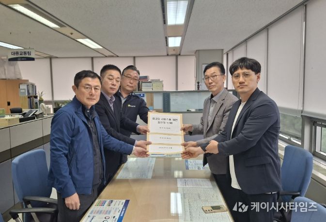 천안시 시내버스 운수 3사 노동조합 지부장들이 30일 천안시에 ‘난폭운전 근절 서약서’를 제출하고 있다.