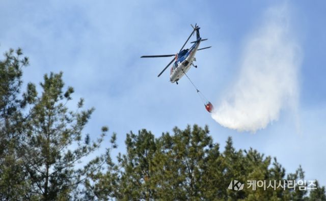 지난 2023년 3월, 화천군청 공무원들이 화천읍 중리 일대에서 발생한 산불 진화를 위해 현장에 투입되고 있다.