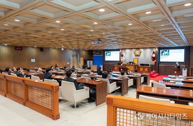 부패방지 교육을 듣고 있는 강남구의회 의원들