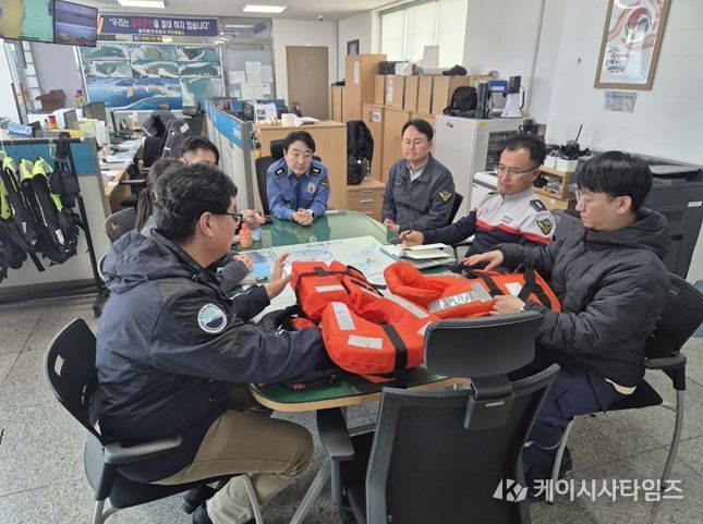 구명조끼 원리 및 부력 등에 대하여 설명하는 모습
