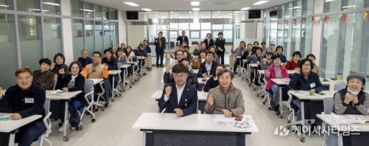 최충규 대덕구청장(사진 첫 번째 줄 왼쪽 두 번째)과 대덕구 신규 주민자치위원들이 31일 오정창의공작소에서 주민자치위원의 역량 강화를 위한 ‘2026년 대덕구 주민자치학교’를 마친 후 파이팅을 외치며 기념 촬영을 하고 있다