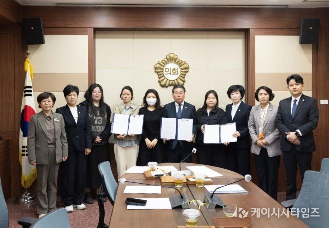 의원·직원 피의자 엄벌 탄원서 서명