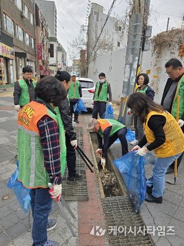평택시 자율방재단, 호우 대비 빗물받이 집중 점검