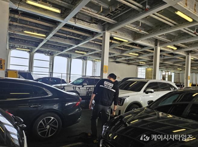 여객선 내 적재된 차량을 점검 중인 완도해경의 모습(배포사진)