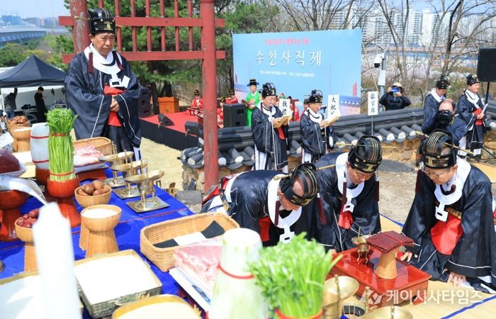 대구 수성구는 수성문화원 주관으로 지난 3일 오전 노변동 사직단에서 유림과 기관 관계자, 지역 주민 300여 명이 참석한 가운데 ‘명품 문화도시 행복수성’을 기원하는 수성사직제를 봉행했다.